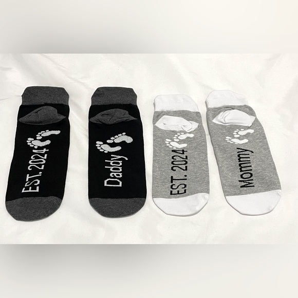 2pk New Parents Gifts Daddy Mommy Est 2023 New Mom and Dad Socks Pregnancy - Picture 6 of 7
